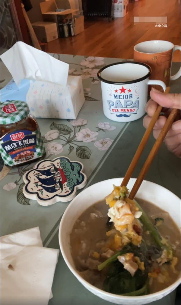 Lý Lập Quần tiết lộ rằng có thể do đã bắt đầu bước vào giai đoạn tuổi già nên ngủ ít hơn, sau khi thành phố có lệnh phong tỏa, ông chỉ có thể ngủ 5 hoặc 6 tiếng mỗi ngày. Ngoài ra, Lý Lập Quần còn khoe bữa sáng "thịnh soạn" của mình với cư dân mạng. Đó là bát canh củ cải sườn heo còn thừa lại từ hôm trước, thêm một ít rau xanh, rồi ăn cùng cơm trắng. Ông nói với fan hâm mộ một cách đầy nghiêm túc: “Cứ lúc nào thành phố còn phong tỏa thì cần phải tiết kiệm lương thực”. Nam diễn viên cũng mong mọi người đoàn kết một lòng, yên tâm ở nhà, cùng nhau chống dịch vào những giai đoạn phong tỏa thành phố.