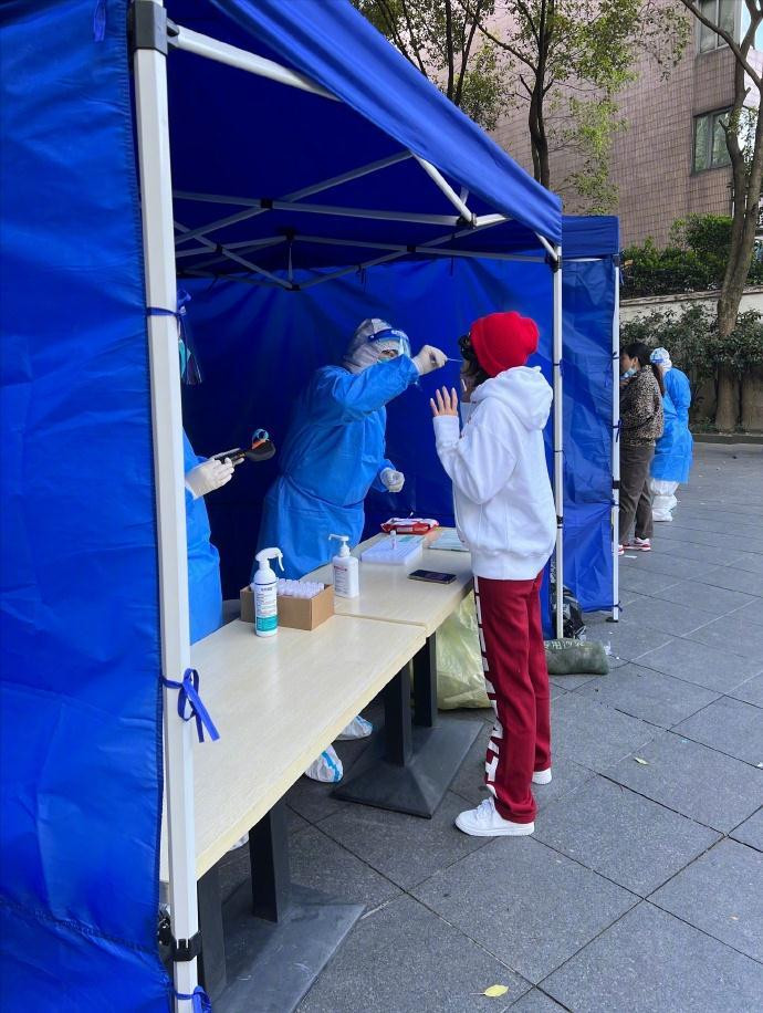 Nếu bức ảnh không được đăng tải bởi tài khoản của Lưu Gia Linh, có lẽ không ai có thể nhận ra đây chính là 'ngôi sao lớn' của C-biz. Khi tới khu vực thực hiện test, 'người đẹp' tháo khẩu trang, đặt điện thoại xuống bàn và phối hợp với nhân viên y tế lấy mẫu xét nghiệm. Tuy nhiên, không ai nhìn thấy Lương Triều Vỹ ở bên cạnh Lưu Gia Linh. Không rõ cặp vợ chồng có đang ở trong tình trạng mỗi người một nơi do bận công việc hay không. Sau khi lấy mẫu, các nhân viên y tế không quên nhắc nhở nữ diễn viên về nhà sát khuẩn và giữ gìn sức khỏe.