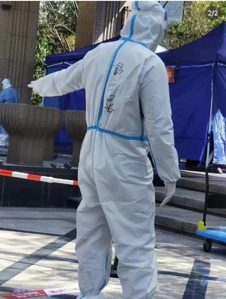 Mạng xã hội dậy sóng khi bức ảnh một &apos;soái ca&apos; cao lớn trong trang phục tình nguyện viên trên ngực áo có dòng tên “Bành Vu Yến”. Fan hâm mộ đồng loạt cho rằng &apos;nam thần&apos; của họ đã tham gia đội tình nguyện COVID-19.