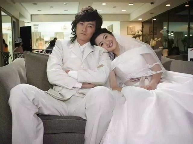 Lâm Y Thần và Trịnh Nguyên Sướng trong Thơ ngây (2005) – phiên bản Đài loan của It’s started with a kiss. Lâm Y Thần và Trịnh Nguyên Sướng trong Thơ ngây (2005) – phiên bản Đài loan của It’s started with a kiss.