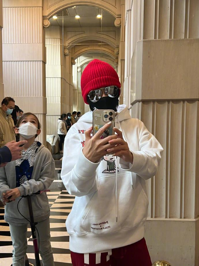 Lưu Gia Linh cũng đăng một bức ảnh tràn đầy sức sống của mình. &apos;Người đẹp&apos; dậy từ rất sớm và trang bị đầy đủ để ra ngoài để thực hiện test COVID-19. Có thể thấy nữ diễn viên rất hợp tác với công tác phòng chống dịch của địa phương. Lưu Gia Linh ăn mặc khá giản dị, một chiếc áo pull trắng, quần thể thao màu đỏ, một chiếc mũ len màu đỏ kèm theo khẩu trang và kính râm. Toàn thân nữ diễn viên ngoại trừ lòng bàn tay lộ ra, gần như được bao bọc hoàn toàn.