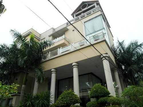 Căn biệt thự đồ sộ của gia đình Kim Thư - Phước Sang được thắt chặt an ninh hơn bao giờ hết. Căn biệt thự đồ sộ của gia đình Kim Thư - Phước Sang được thắt chặt an ninh hơn bao giờ hết