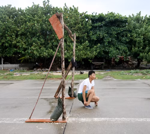 Cột gôn cơ động, dễ dàng tháo lắp, được cố định bằng... bao cát công sự