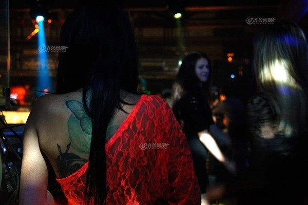 Anna, 29 tuổi, là một vũ công chuyên hoạt động tại các quán bar có tiếng. Cô đã có con gái 2 tuổi. Cô phải giấu giếm danh tính cũng như những thông tin cá nhân của mình để có thể giữ được việc làm