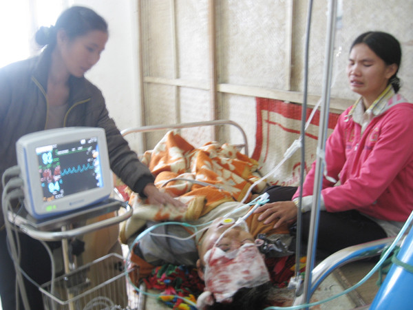 Người nhà và nạn nhân đang cấp cứu ở Bệnh viện Quỳ Hợp
