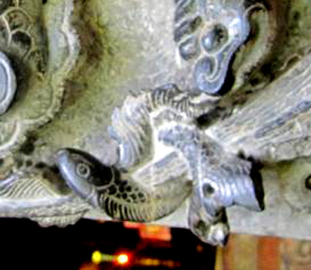 Hình ảnh cá rô có trên cột đá của ngôi đền có từ thời Đinh trong vụng Thắm 