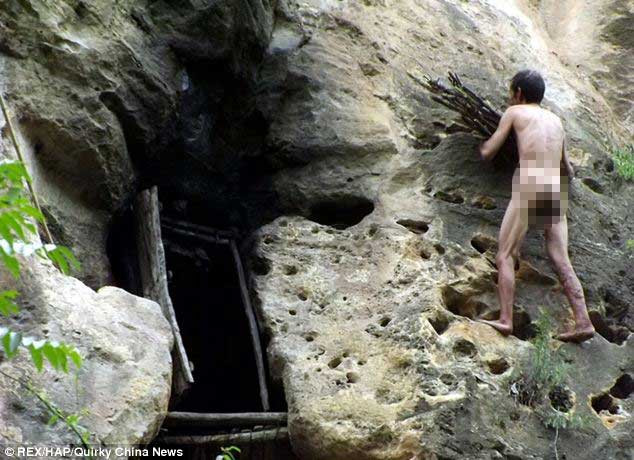 Feng sống trong chiếc hang cao 50 m, anh ta đang mang củi vào hang