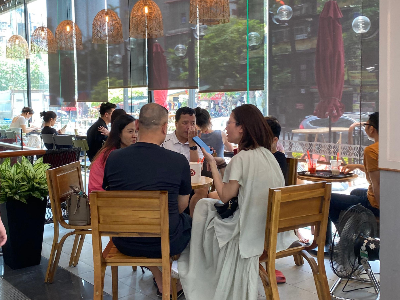 Cửa hàng tận dụng hết khoảng trống, lối đi để kê bàn ghế