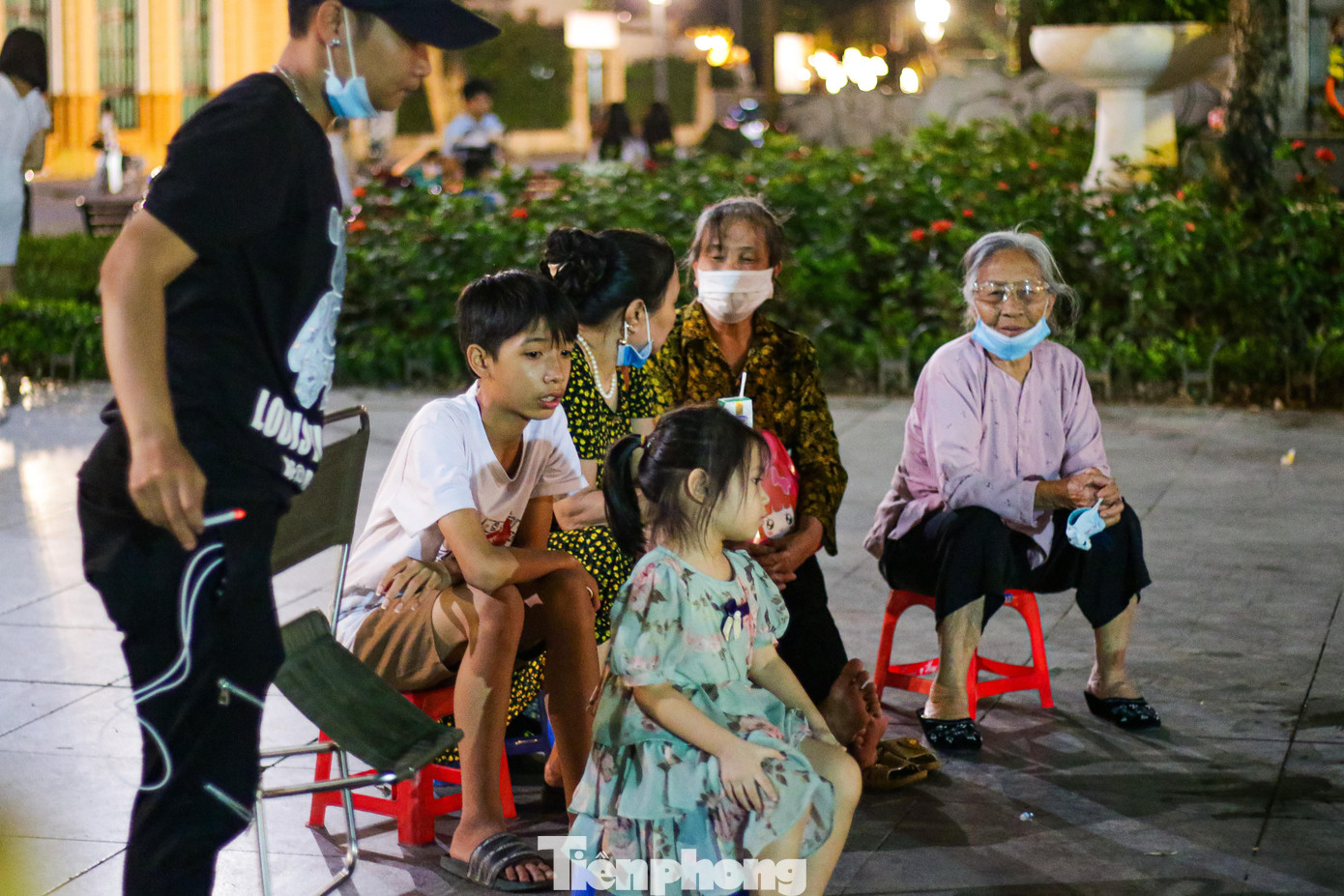 Một số gia đình đi chơi “quên” khẩu trang cho trẻ nhỏ.