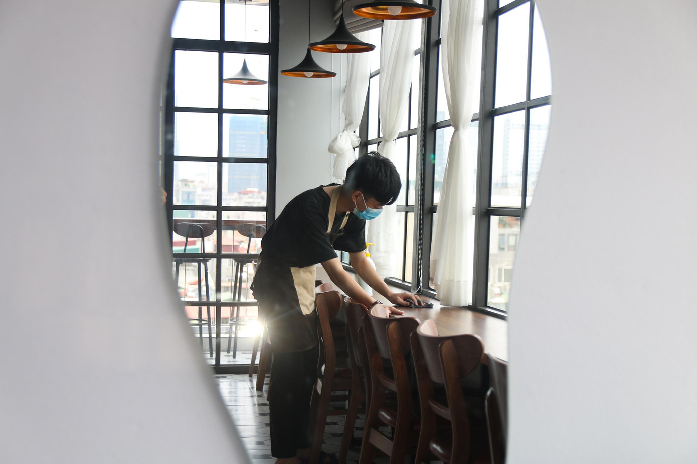 Một quán cà phê khác trên phố Thái Hà chỉ hoạt động tầng một, cất bớt bàn ghế, nhận không quá 5 khách cùng lúc. Chị Phạm Khánh Huyền (quản lý quán cafe) cho biết, thói quen của khách hàng có sự thay đổi đáng kể tuần qua. Cụ thể, đơn trên ứng dụng giao nhận tăng vọt, còn bán trực tiếp thì giảm trông thấy. Nhân viên quán thường xuyên lau dọn vệ sinh, đảm bảo công tác phòng dịch đón khách ăn uống tại chỗ