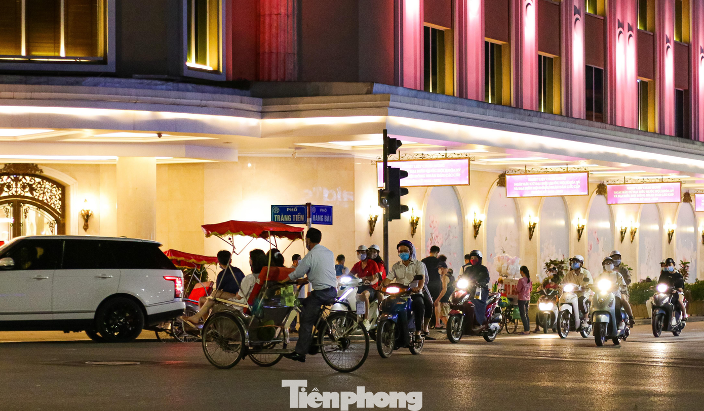 Xuyên suốt dịp nghỉ lễ, thời tiết Thủ đô “chiều lòng người”, là điều kiện thích hợp cho người dân tham gia các hoạt động vui chơi ngoài trời. Tối mát, khá đông người, phương tiện đổ về khu vực trung tâm quanh Hồ Hoàn Kiếm. Phần đông người dân đã nâng cao ý thức phòng dịch, chủ động đeo khẩu trang nơi công cộng.