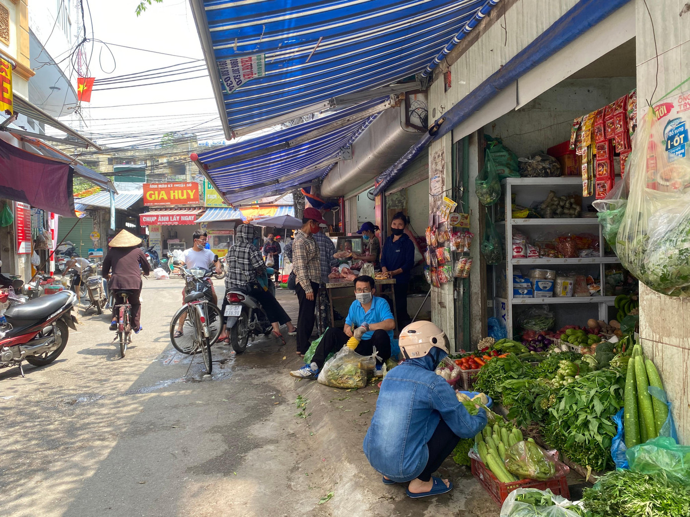Tiểu thương bán hàng kiểu "chân trong, chân ngoài", bày hàng kín vỉa hè ngay khi vắng bóng lực lượng chức năng