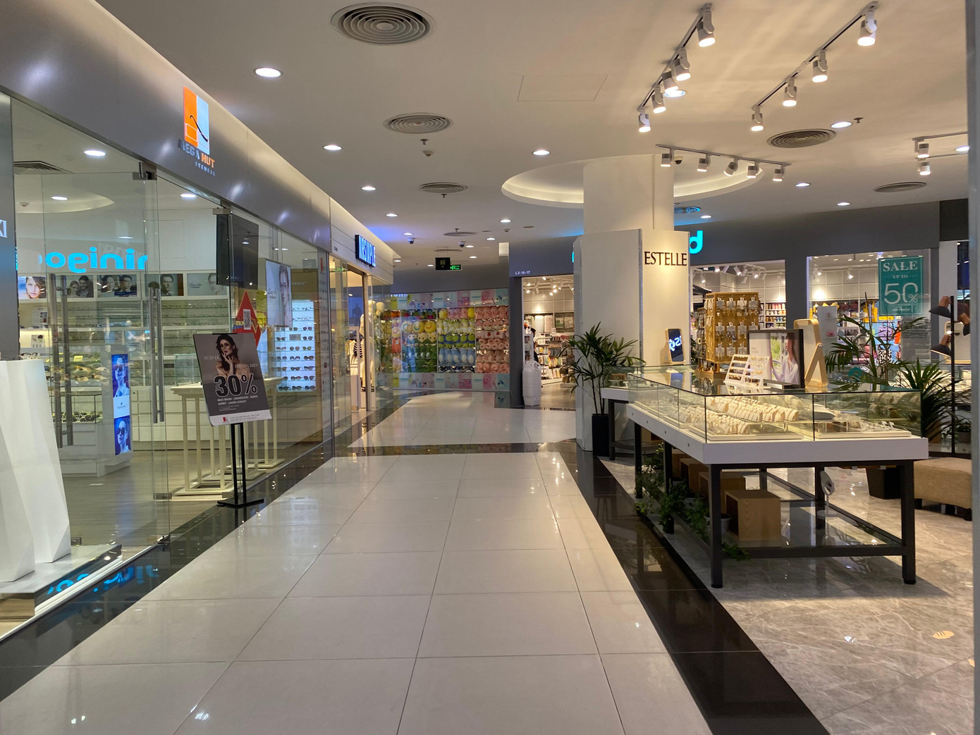 Thậm chí, một số tầng thời trang, phụ kiện gần như không bóng người