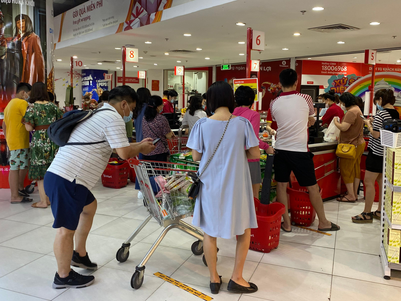 Quầy thanh toán mở hết công suất phục vụ khách hàng, khi cao điểm, khách mất khoảng 15-20 phút chờ tới lượt, do một số quầy có đơn hàng đi chợ hộ mua lượng lớn. Dù siêu thị có hướng dẫn xếp hàng giãn cách dán ở sàn, nhưng hầu như khách hàng không để ý, đứng san sát nhau