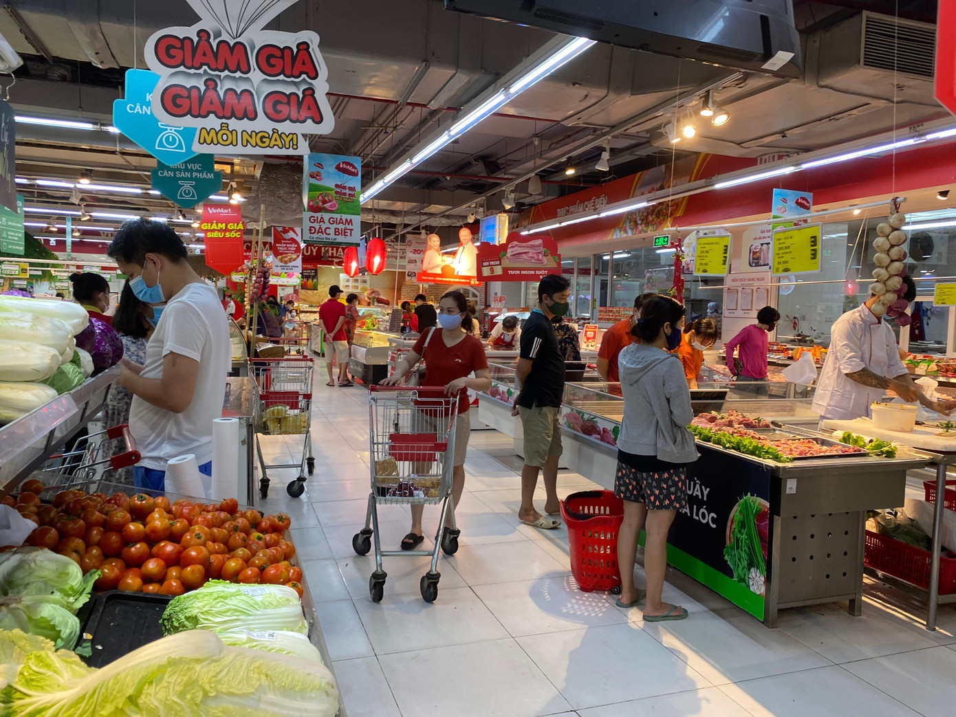 Không còn tâm lý mua tích trữ như các đợt dịch bùng phát trước đó, phần lớn người dân mua theo nhu cầu gia đình, thường chuẩn bị thực phẩm cho 3 ngày - 1 tuần