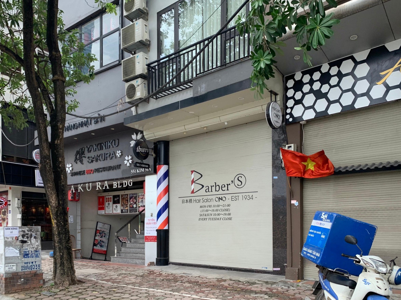 Cũng trong diện yêu cầu điều chỉnh hoạt động phòng dịch cuả UBND TP. Hà Nội, cửa hàng cắt tóc, gội đầu đóng cửa từ 12h hôm nay