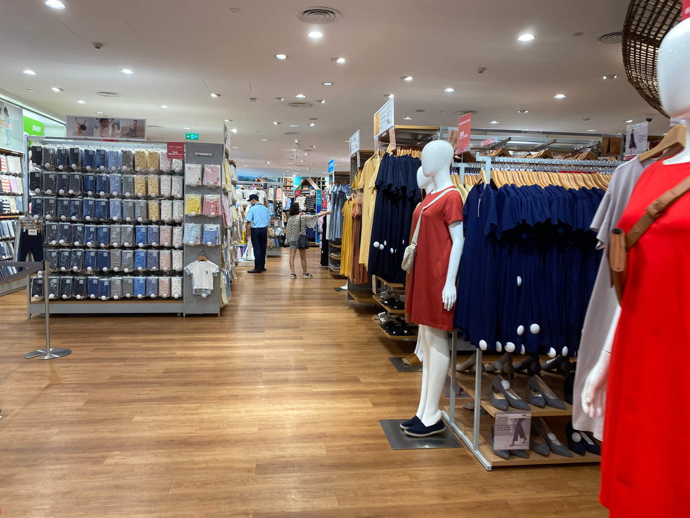 Đối lập với khu ẩm thực, cafe đông đúc, hàng thời trang vắng khách mua sắm cuối tuần