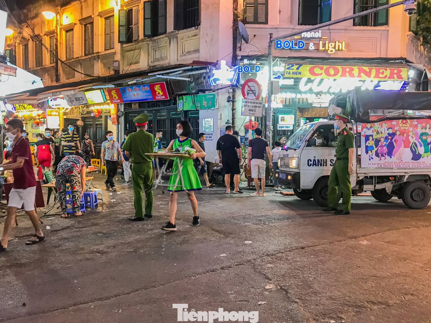 Lực lượng chức năng thường xuyên có mặt để đảm bảo an ninh trật tự, nhắc nhở các hộ kinh doanh, người dân thực hiện yêu cầu phòng dịch