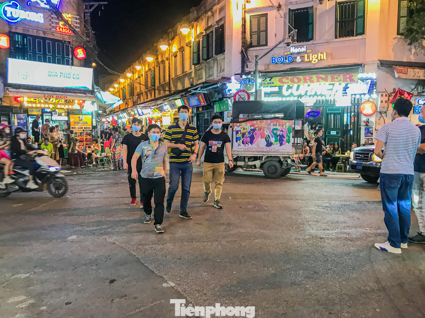 Tại phố Tây Tạ Hiện, chủ quán và khách hàng cũng ý thức hơn trong công tác phòng dịch, chủ động đeo khẩu trang, quán ăn có nước sát khuẩn.