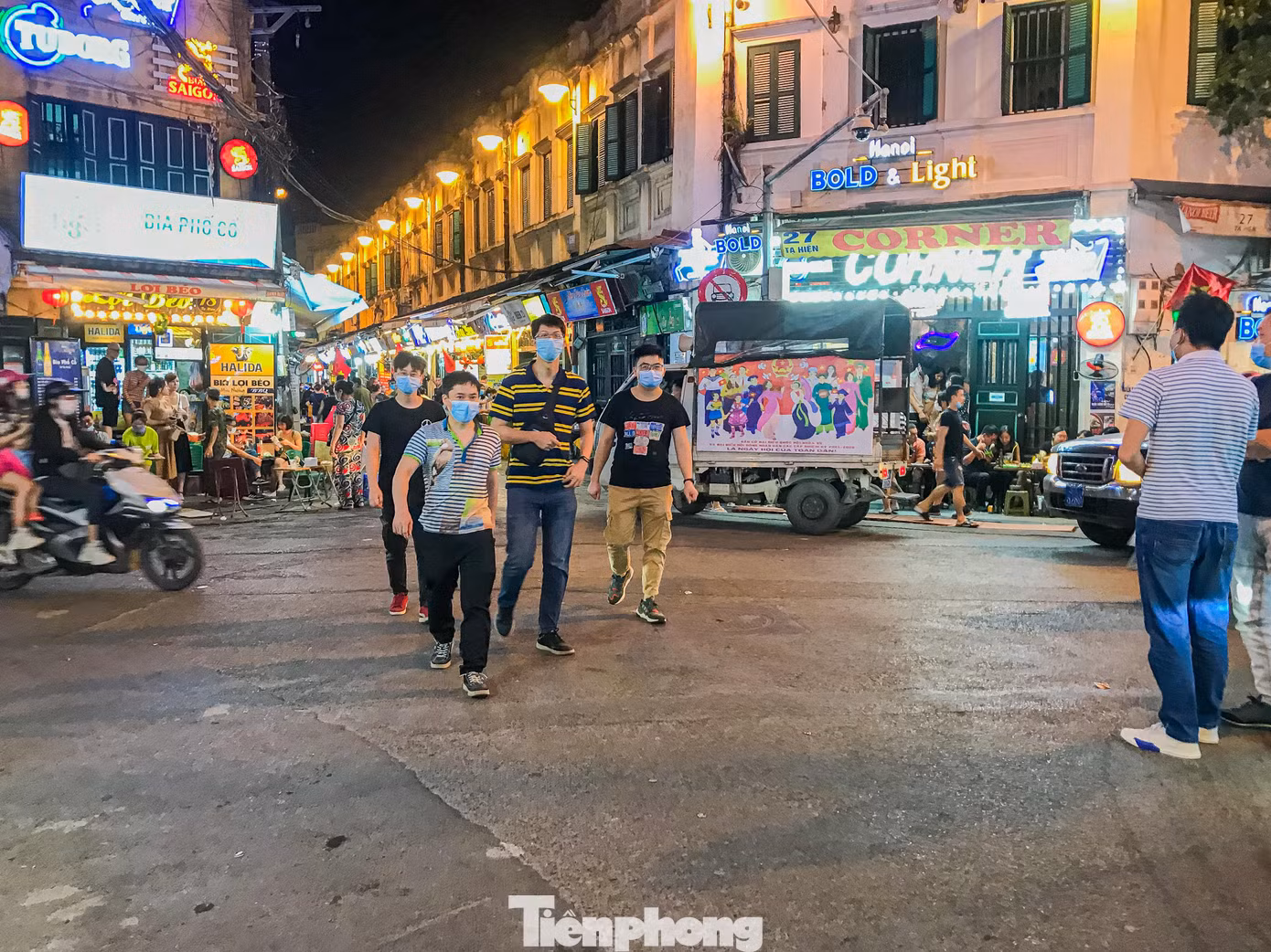 Tại phố Tây Tạ Hiện, chủ quán và khách hàng cũng ý thức hơn trong công tác phòng dịch, chủ động đeo khẩu trang, quán ăn có nước sát khuẩn.