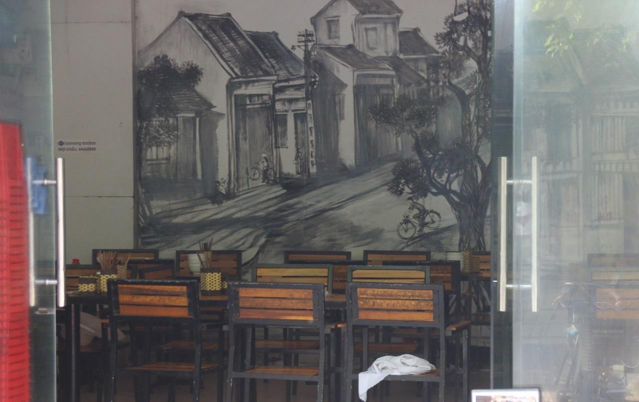 Một quán nhậu khác đã dọn hàng cho ca chiều tối nhưng cũng trống bàn