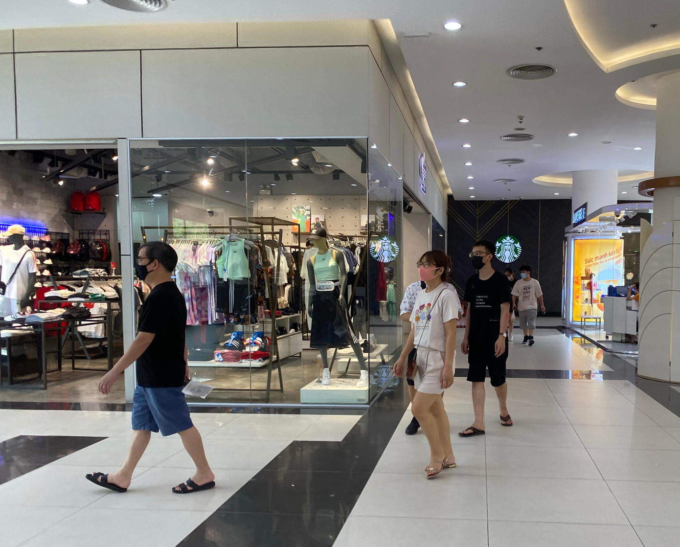 Ngày nghỉ cuối tuần, thời tiết Thủ đô nắng nóng khiến nhiều người lựa chọn trung tâm thương mại làm nơi “xả hơi”. Người dân tuân thủ quy định phòng dịch, được đo thân nhiệt tại cửa ra vào, đeo khẩu trang trong quá trình tham quan, mua sắm