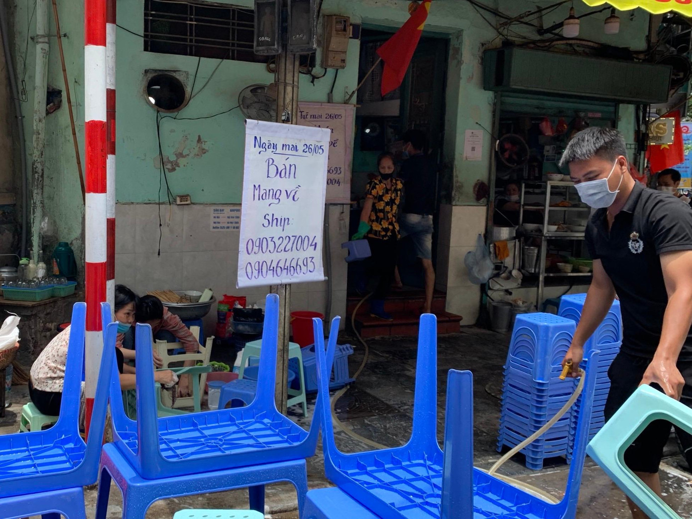 Ghi nhận của PV Tiền Phong, từ 12h hôm nay, đa số hàng quán thực hiện nghiêm nội dung công điện, không phục vụ tại chỗ, chỉ bán mang về. Chủ nhà hàng, quán cà phê, tiểu thương hối hả dọn dẹp, lên kế hoạch kinh doanh tạm mùa dịch