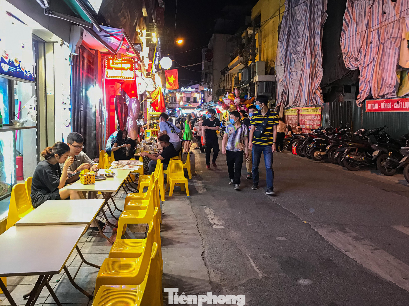 Thậm chí, nhân viên một quán ăn tại đây cho biết, lượng khách như hiện tại là quá vắng so với dịp lễ, cuối tuần khác, chỉ so với mấy ngày trước đây thì cũng sụt giảm tới quá nửa. “Tối nhiều khi phải từ chối khách vì hết bàn, thì nay nhân viên tích cực chào mời vẫn trống bàn”, người này cho hay.