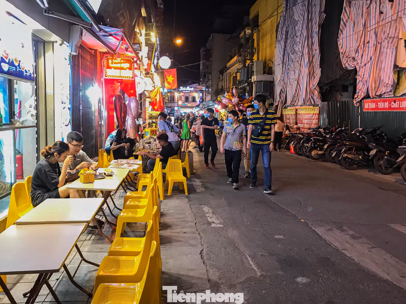 Thậm chí, nhân viên một quán ăn tại đây cho biết, lượng khách như hiện tại là quá vắng so với dịp lễ, cuối tuần khác, chỉ so với mấy ngày trước đây thì cũng sụt giảm tới quá nửa. “Tối nhiều khi phải từ chối khách vì hết bàn, thì nay nhân viên tích cực chào mời vẫn trống bàn”, người này cho hay.