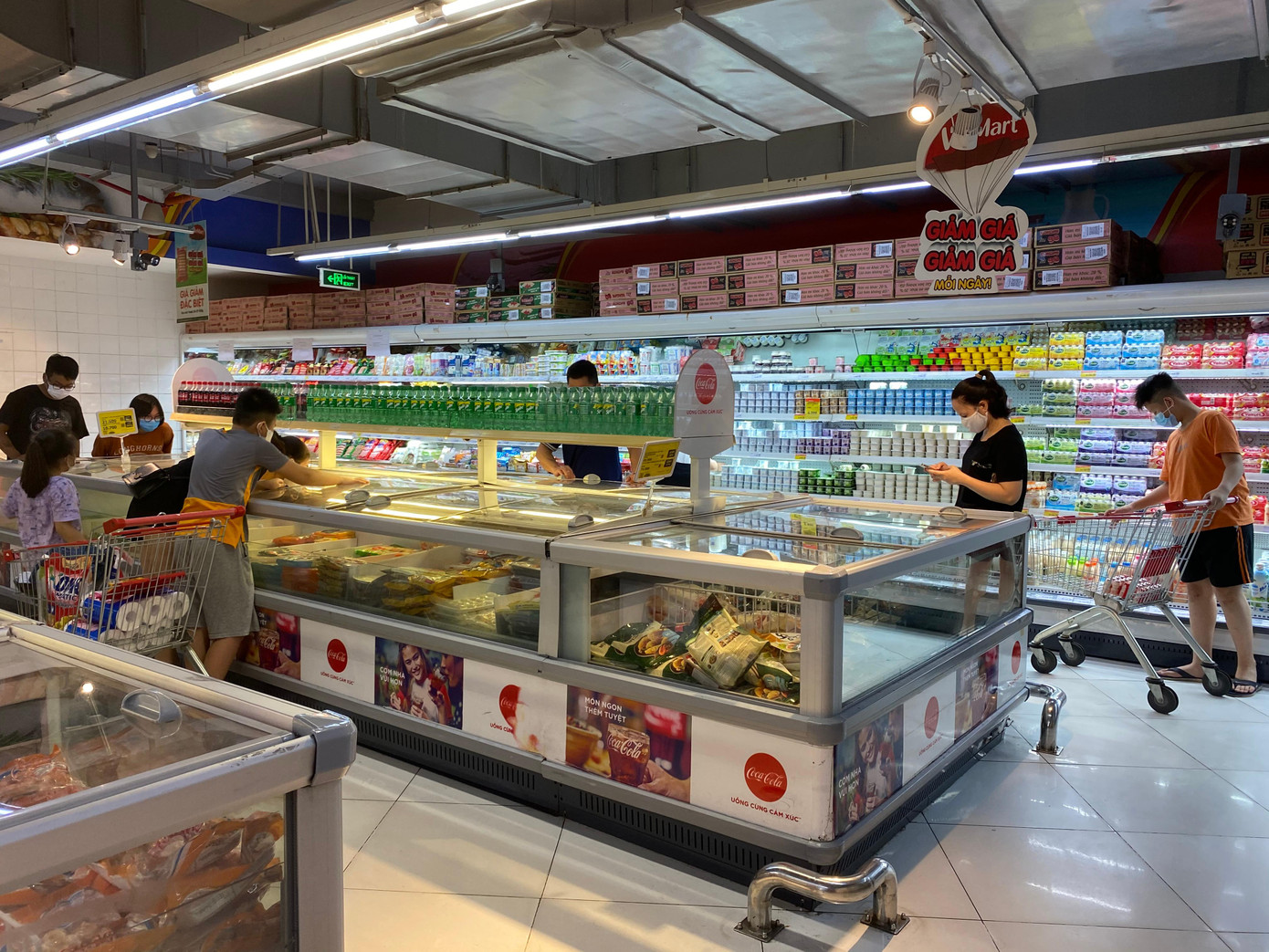 Hàng hoá đầy ắp, người dân không còn tâm lý mua sắm tích trữ như các đợt bùng dịch trước đó