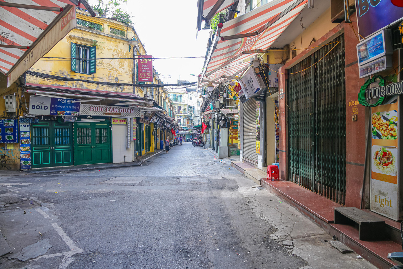 "Phố Tây" Tạ Hiện vắng bóng người qua. Thực hiện nghiêm việc không bán ở vỉa hè, nhiều hàng quán ở khu vực này nghỉ hẳn từ đầu tuần qua. Cả ban ngay lẫn tối muộn, phố đều vắng khách.