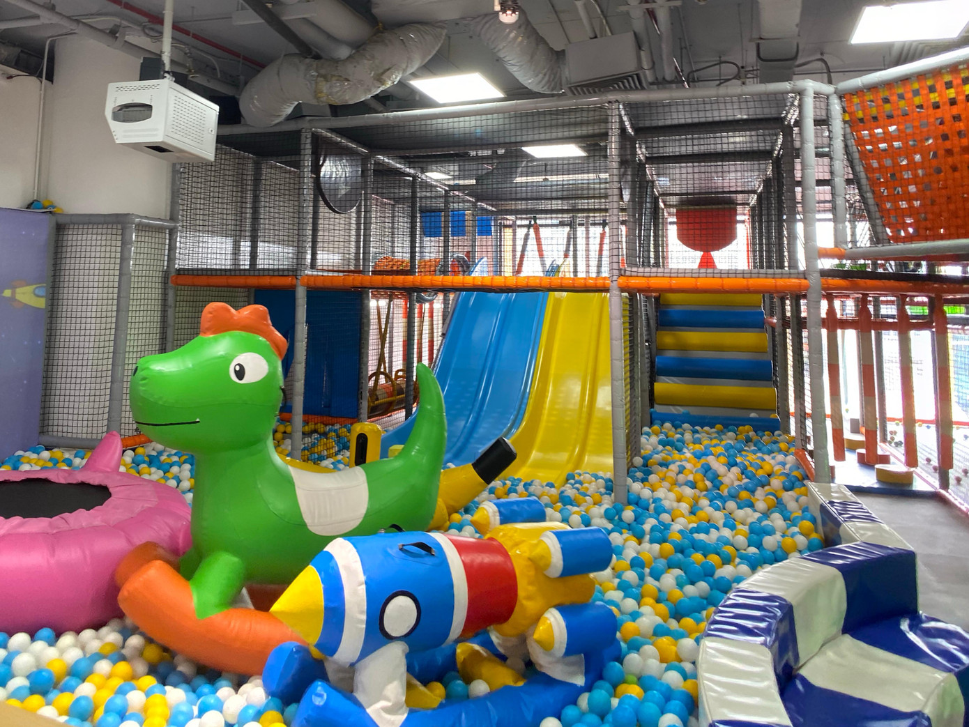 Khu vui chơi trẻ em chịu chung cảnh đìu hiu, vắng tanh dù vẫn mở cửa hoạt động