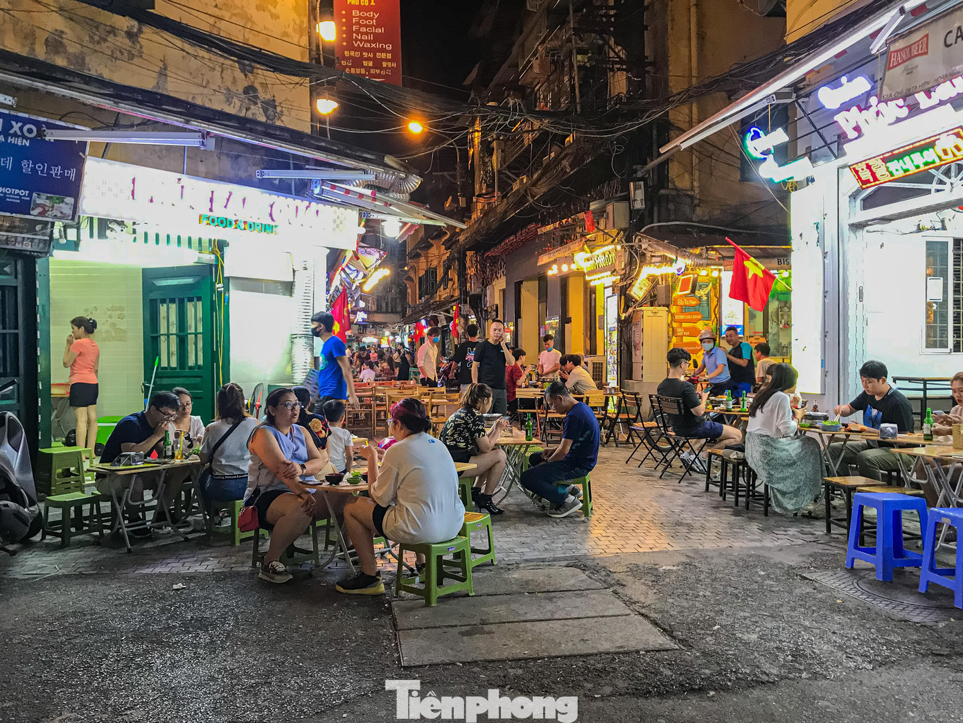 Ngoài các quán bar đã đóng cửa phòng dịch theo yêu cầu của UBND TP Hà Nội, hàng ăn uống tại đây vẫn hoạt động xuyên lễ, nhưng lượng khách giảm đáng kể so với thường lệ. Phố vắng, quán hết cảnh "biển người" ngồi san sát nhau như thường lệ.