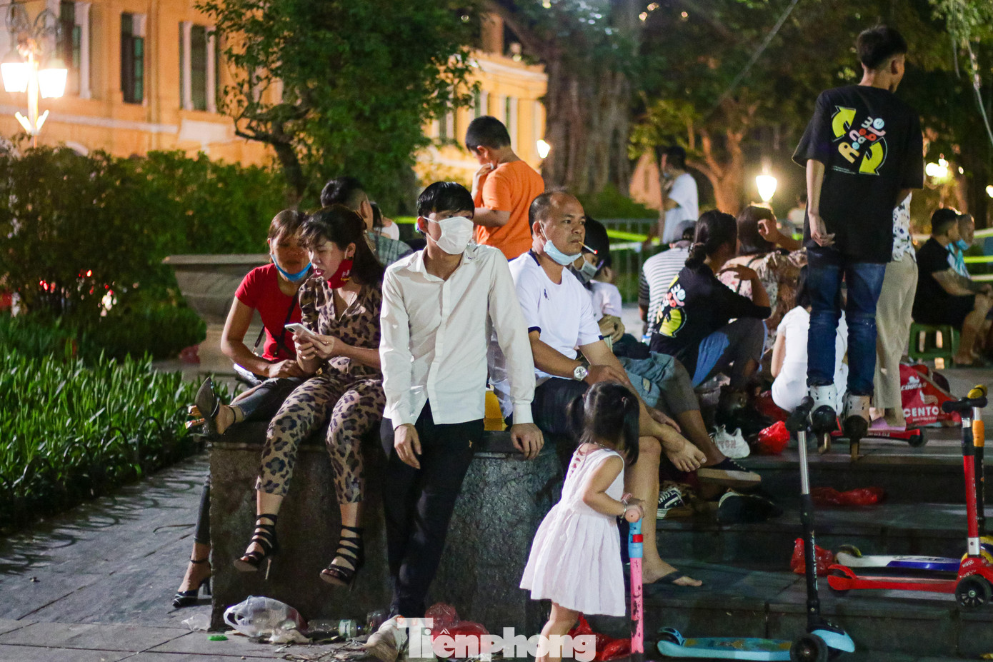 Khác với khu vực phố "Tây", dù phố đi bộ dừng tổ chức để phòng dịch COVID-19, nhưng đường đi bộ quanh hồ, vườn hoa vẫn thu hút đông đảo khách tham quan, vui chơi. Bên cạnh những người chấp hành nghiêm quy định đeo khẩu trang, thì vẫn còn trường hợp đeo cho có.