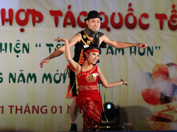 "Đại gia" và "kiều nữ" Tây Nguyên.