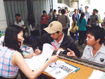 Thí sinh nhận giấy báo điểm thi tại cơ quan đại diện Bộ GD&ĐT phía Nam 