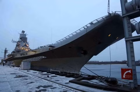 INS Vikramaditya dài 283,3m sẽ lên đường về Ấn Độ với đội tàu hộ tống hải quân tiến qua ngả kênh đào Suez, hành trình có thể kéo dài hơn một tháng