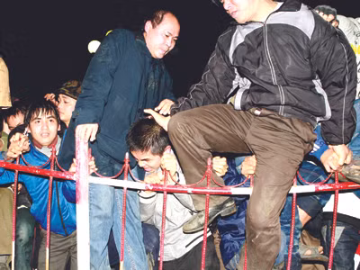 Cảnh hỗn loạn tại Đêm khai ấn đền Trần 2011	Ảnh:Minh Đức