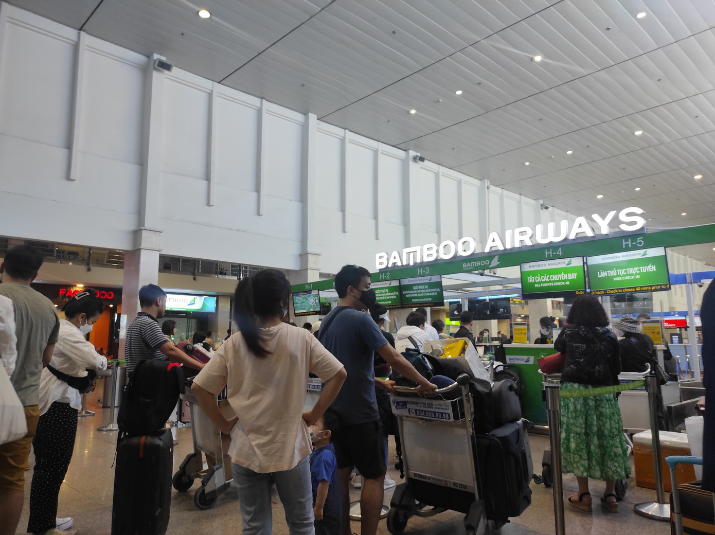 Hành khách dần đông hơn vào khung thời gian tối 2/1. Hành khách dần đông hơn vào khung thời gian tối 2/1.