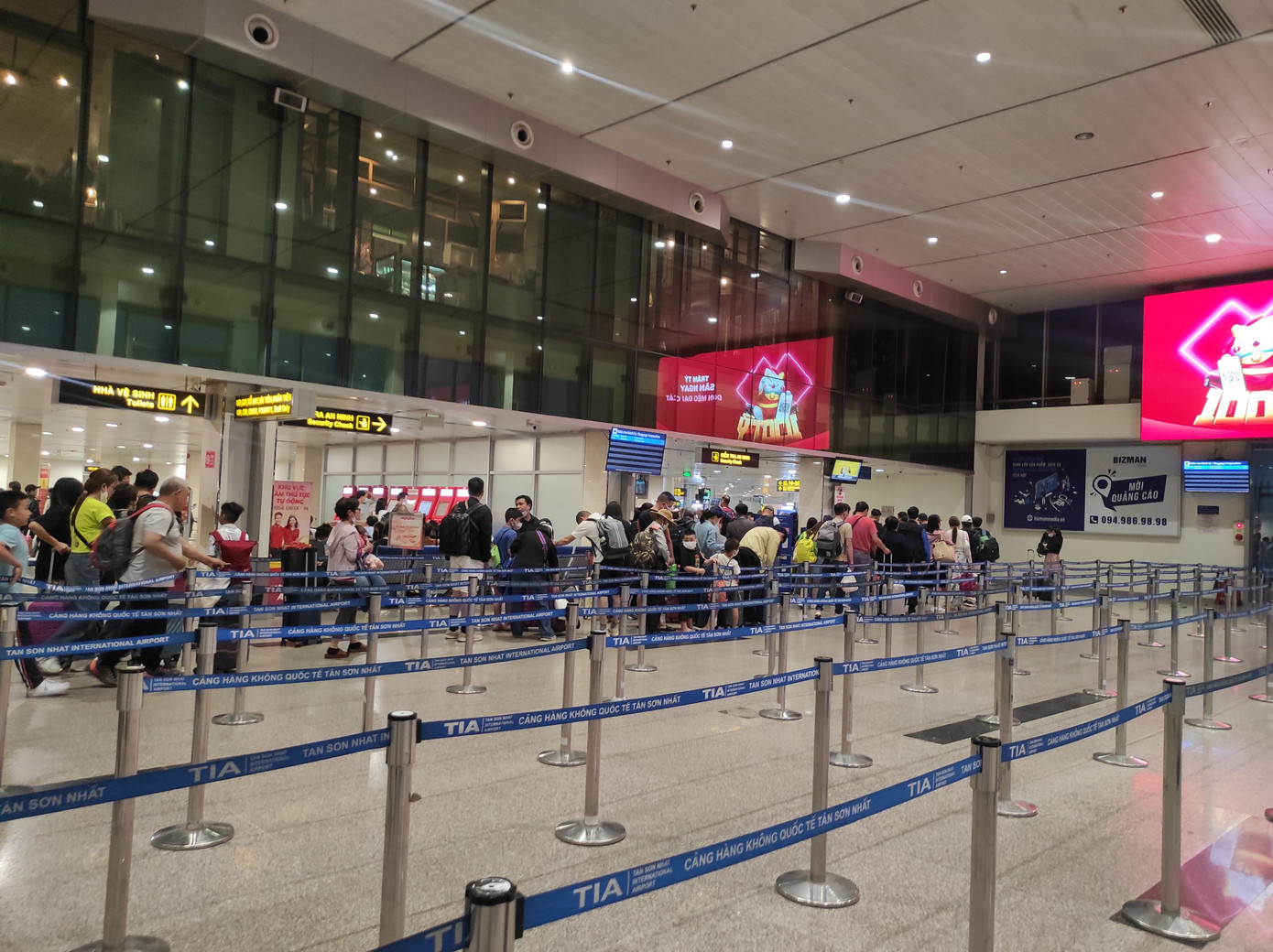 Lúc 19h ngày 2/1, tình hình bên trong và bên ngoài sân bay đều thông thoáng. Hành khách đón xe taxi, xe công nghệ rời sân bay thuận lợi, chưa xảy ra tình trạng ùn ứ kéo dài. Lúc 19h ngày 2/1, tình hình bên trong và bên ngoài sân bay đều thông thoáng. Hành khách đón xe taxi, xe công nghệ rời sân bay thuận lợi, chưa xảy ra tình trạng ùn ứ kéo dài.