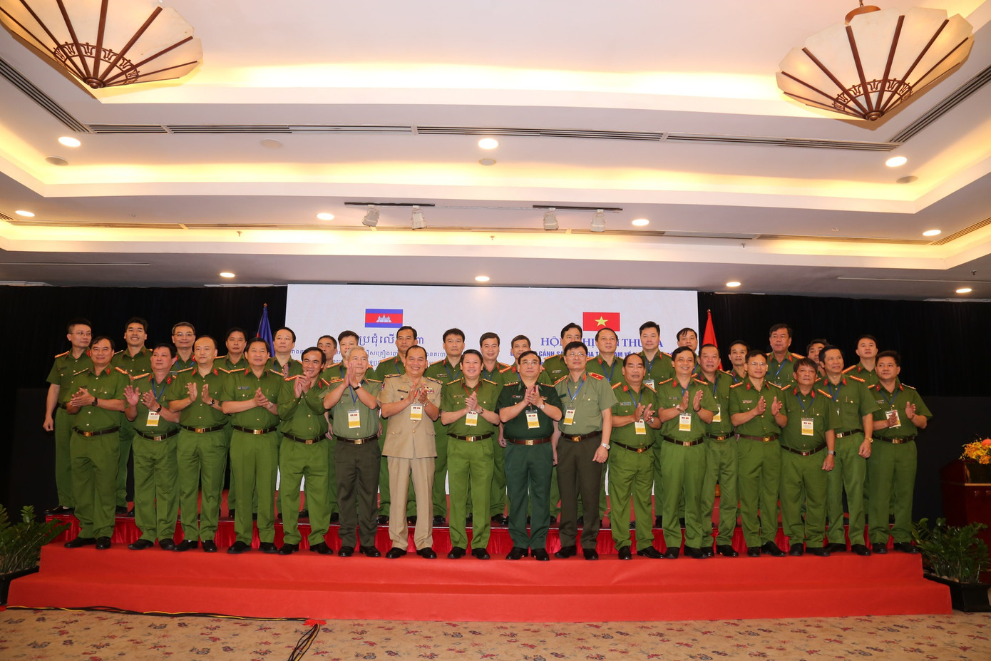 Lãnh đạo ba bên và các đại biểu Công an Việt Nam chụp ảnh lưu niệm tại hội nghị. Lãnh đạo ba bên và các đại biểu Công an Việt Nam chụp ảnh lưu niệm tại hội nghị.