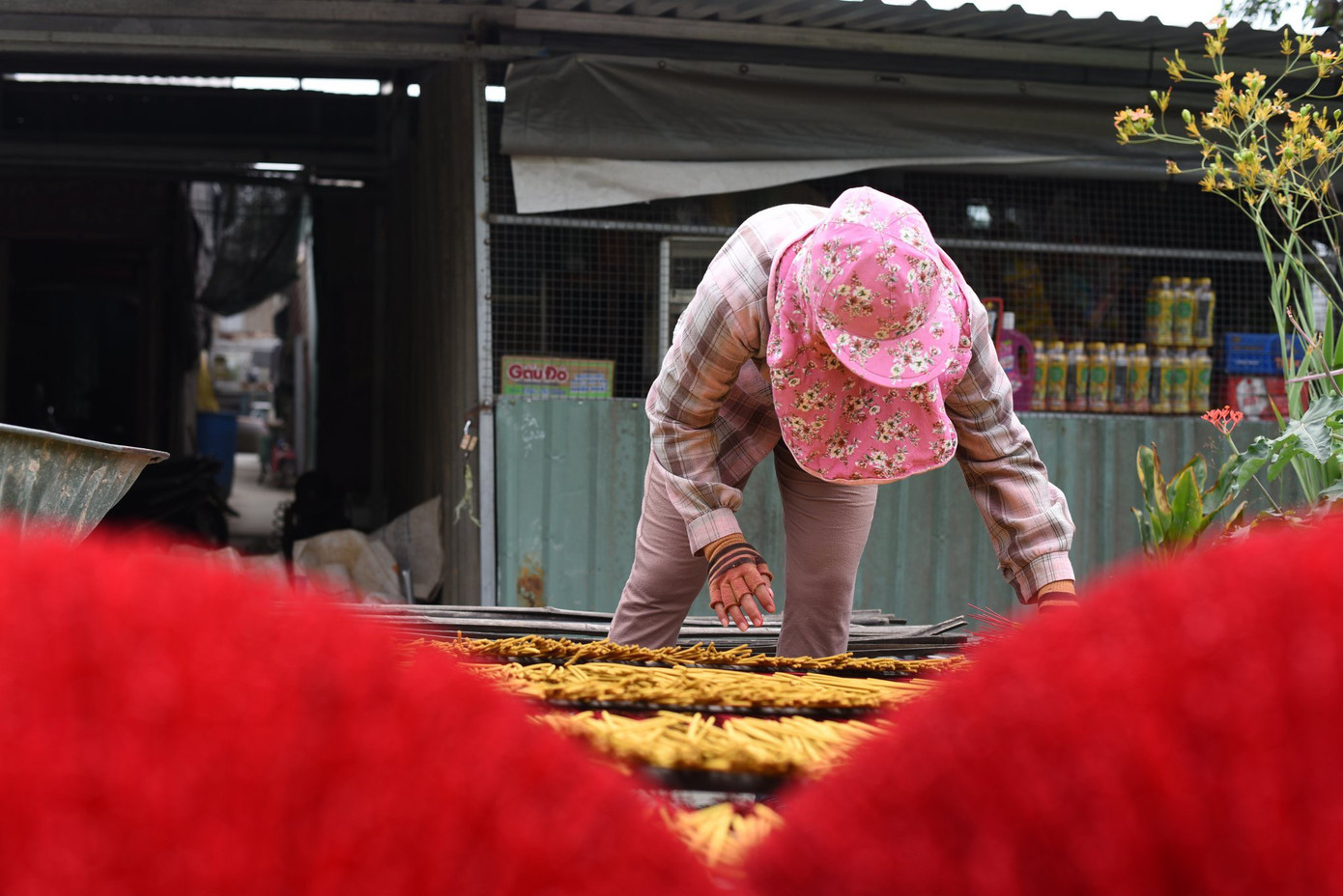 Để làm ra một nén nhang, trước tiên phải làm chân nhang, sau đó nhúng một đoạn chân nhang vào sơn đỏ rồi đem đi phơi nắng...