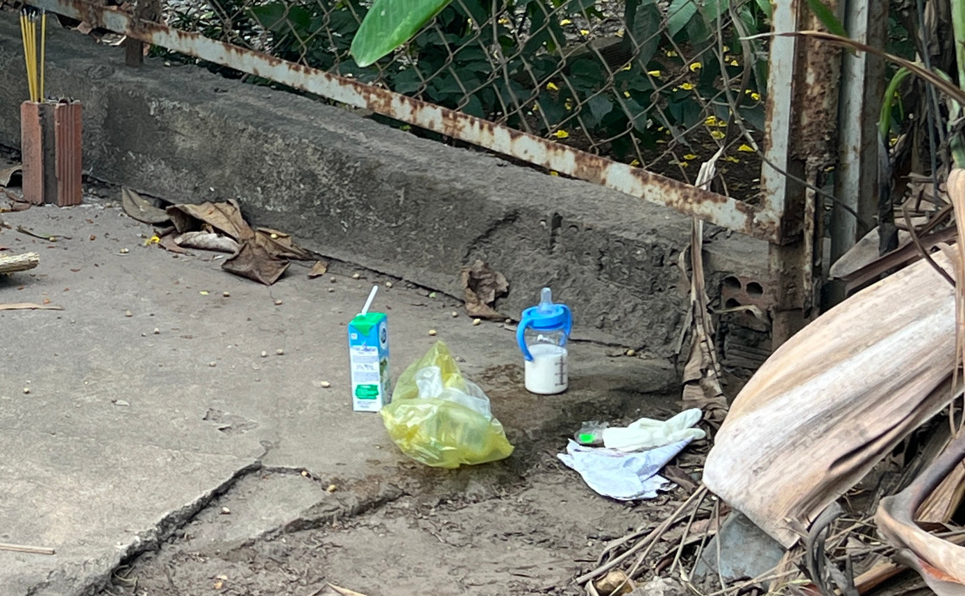 Bình sữa và hộp sữa tươi ở hiện trường vụ việc. Ảnh: Duy Khánh