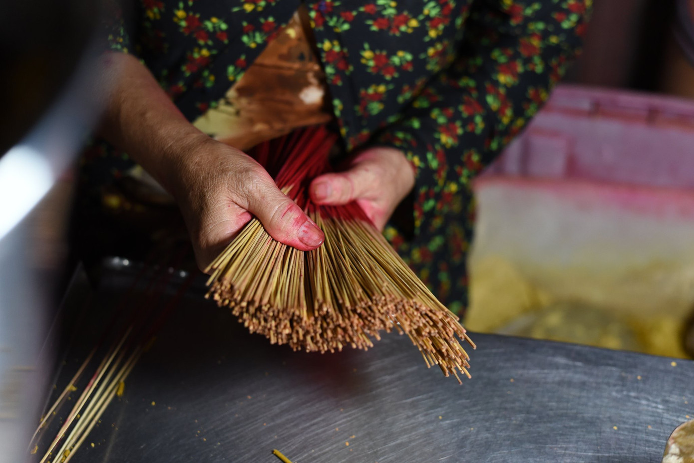 Tiếp đó là khâu nghiền bột, trộn bột nhang, se nhang, phơi khô (hoặc sấy khô) và đóng thành từng thiên nhang (mỗi thiên 1.000 cây). Công nhân ở làng nghề nhang xã Lê Minh Xuân mỗi ngày có thể kiếm từ 200.000-300.000 đồng, tùy số lượng sản phẩm làm ra. Nhiều xưởng bố trí phòng trọ gần nơi sản xuất để người lao động thuận tiện làm việc.