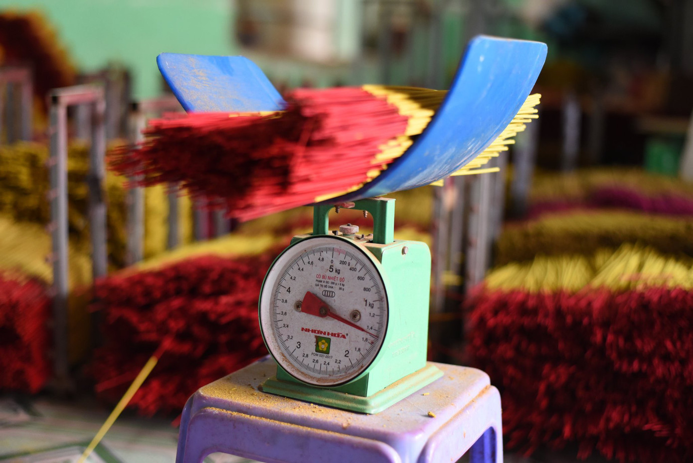 Theo chị Thúy, năm nay số lượng đơn đặt hàng gần như giảm một nửa so với năm ngoái. Giá nguyên liệu đầu vào tăng cao, nhưng giá bán ra không tăng. “Nếu như ở thời điểm này các năm trước chúng tôi sản xuất mỗi ngày từ 3.000-3.500 thiên nhang (mỗi thiên 1.000 cây), giá dao động từ 25.000-30.000 đồng tùy loại thì năm nay mỗi ngày chỉ sản xuất từ 2.500-3.000 thiên. Nguyên liệu đầu vào tăng nhưng chúng tôi vẫn giữ giá cũ"- Chị Thúy cho biết.