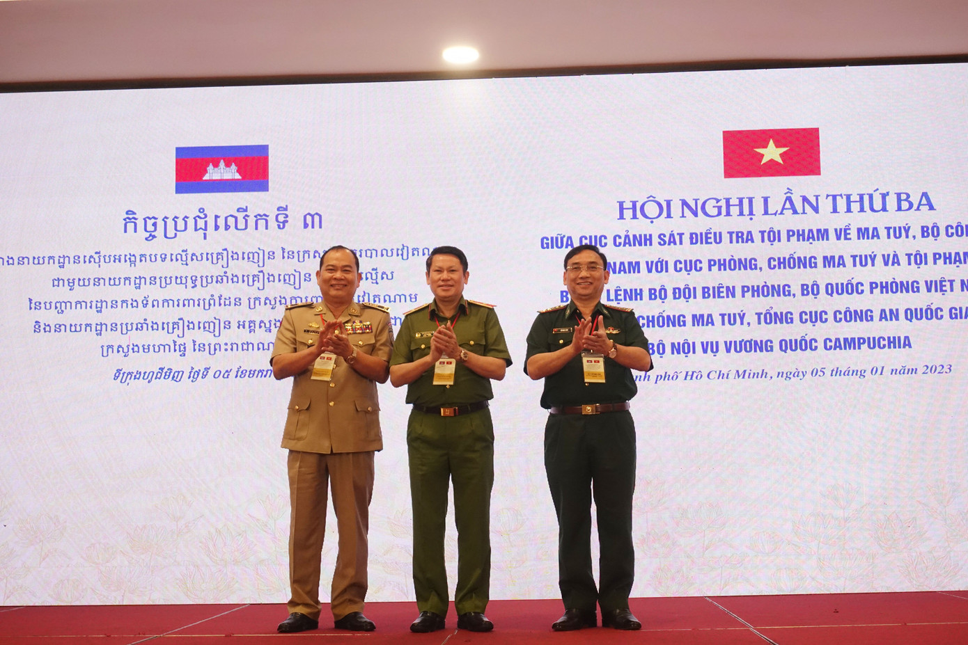 Trưởng đoàn ba bên tại hội nghị. Trưởng đoàn ba bên tại hội nghị.