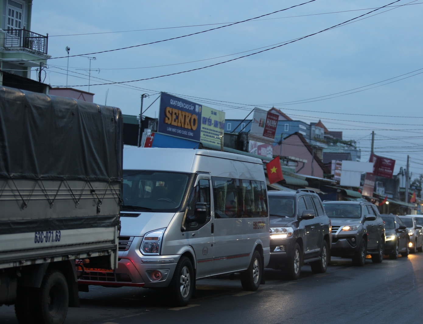 Một số tài xế cho biết, phải chờ hơn 30 phút mới có thể lên phà Cát Lái. Ảnh: CTV Một số tài xế cho biết, phải chờ hơn 30 phút mới có thể lên phà Cát Lái. Ảnh: CTV