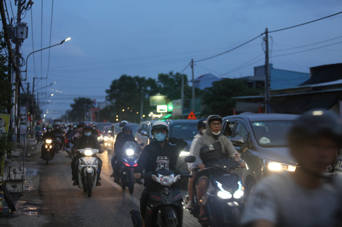 Phương tiện kéo dài trên đường xuống phà Cát Lái (phía bờ huyện Nhơn Trạch, tỉnh Đồng Nai). Ảnh: CTV Phương tiện kéo dài trên đường xuống phà Cát Lái (phía bờ huyện Nhơn Trạch, tỉnh Đồng Nai). Ảnh: CTV