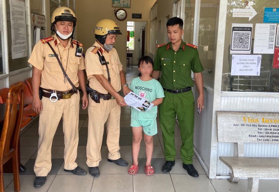 Tổ Tuần tra kiểm soát và cháu bé đi lạc tại Công an phường Tân Phong, quận 7. Ảnh: PC08 cung cấp.