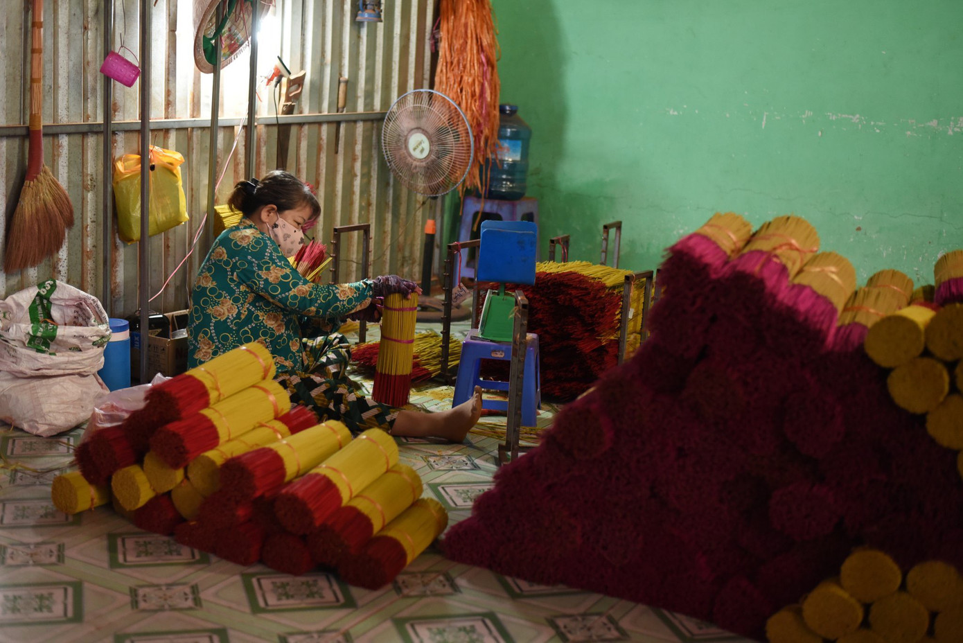 Đa phần, các hộ làm nhang tại làng nghề này thường cung cấp nhang sỉ, gần cuối năm nhiều đầu mối tới tận cơ sở để lấy hàng, sau đó về tự đóng gói, dán nhãn riêng đưa ra thị trường.